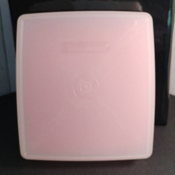 Tupperware sandwich keeper w/ lid and Refrigerator bowls X2 w/lids (B8) - Picture 4 of 16